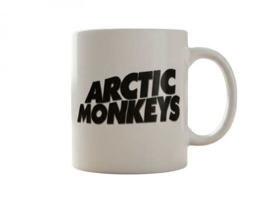 Taza Arctic Monkeys letras blanca